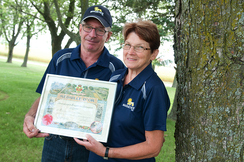 Jean-Paul et Doris avec le certificat de la médaille d’or
